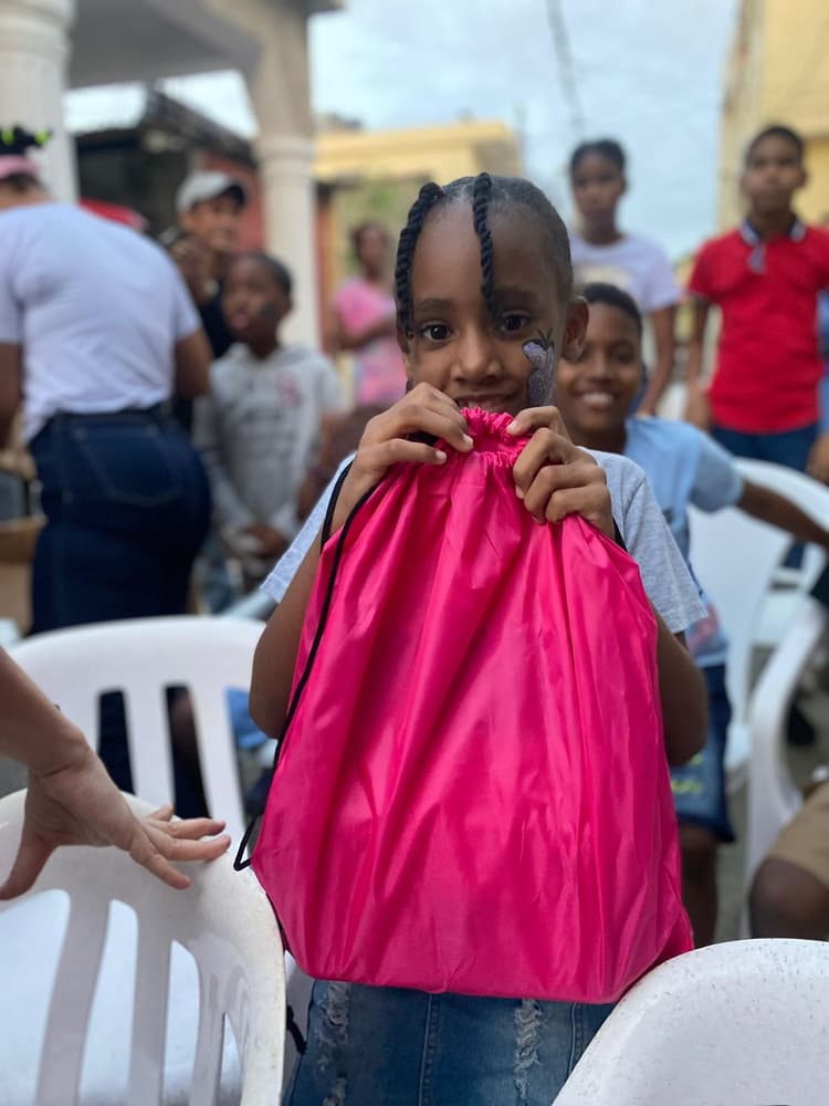 Regreso a Clases: Una Entrega de Esperanza en Villa Mella y Los Casabes